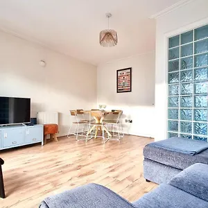 https://switchback-stays-serviced-apartments-century-wharf.cardiffhotelswales.com