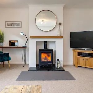 https://luxury-detached-4-bedroom-house.cardiffhotelswales.com